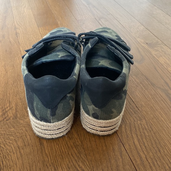 Camo Platform Velcro Sneakers - Picture 4 of 4